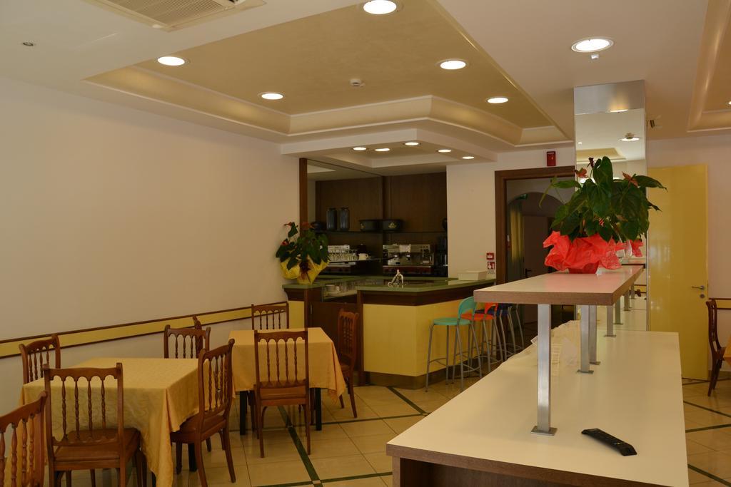Hotel Ariston ミザーノ・アドリアーティコ エクステリア 写真