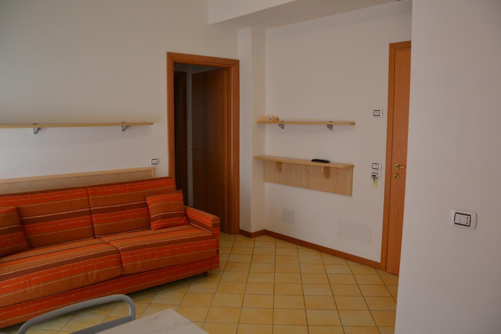 Hotel Ariston ミザーノ・アドリアーティコ エクステリア 写真