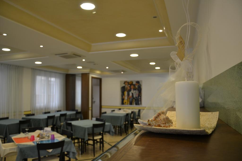 Hotel Ariston ミザーノ・アドリアーティコ エクステリア 写真