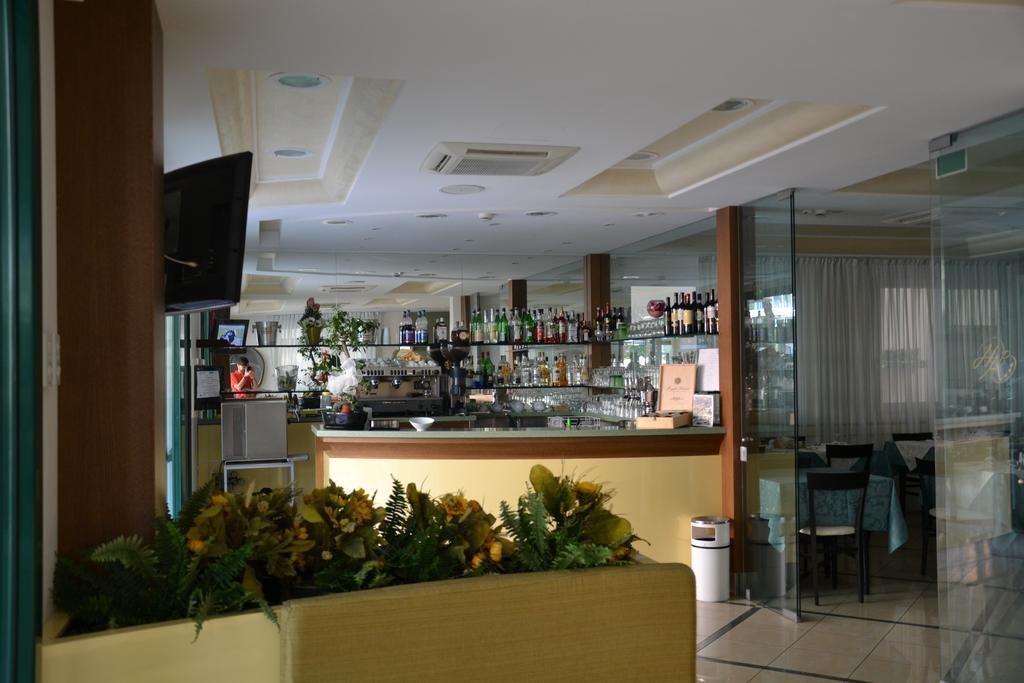 Hotel Ariston ミザーノ・アドリアーティコ エクステリア 写真