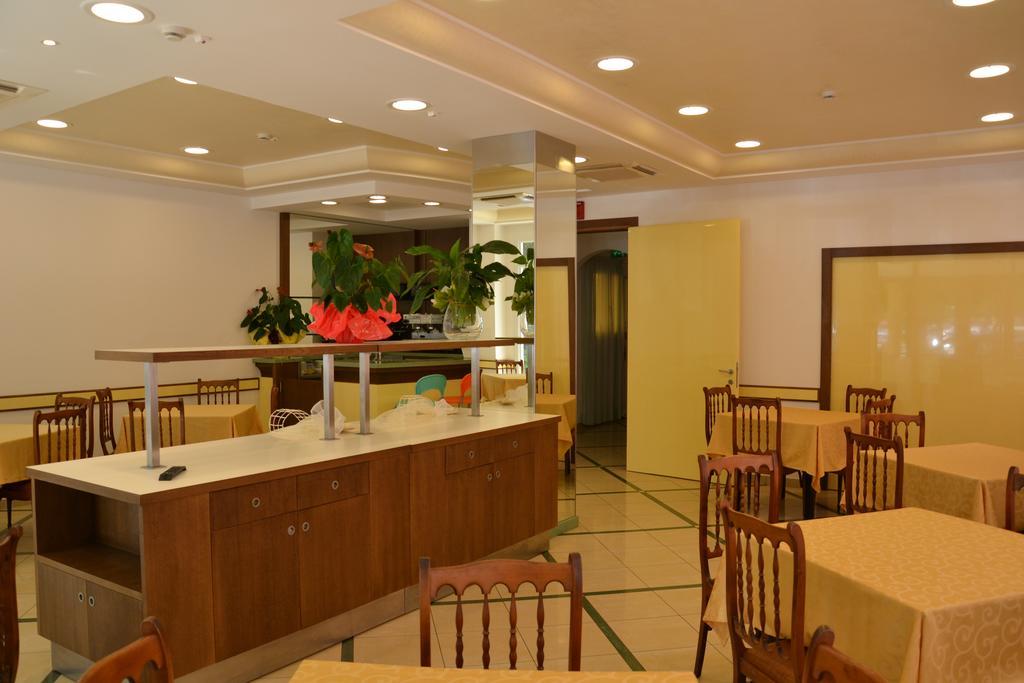 Hotel Ariston ミザーノ・アドリアーティコ エクステリア 写真