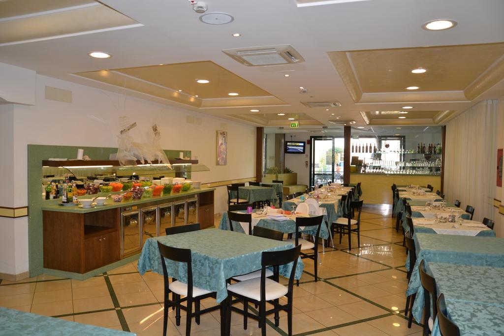 Hotel Ariston ミザーノ・アドリアーティコ エクステリア 写真