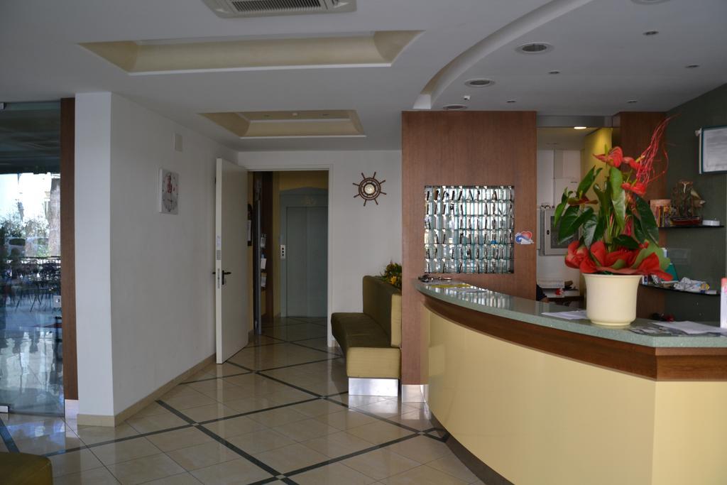 Hotel Ariston ミザーノ・アドリアーティコ エクステリア 写真